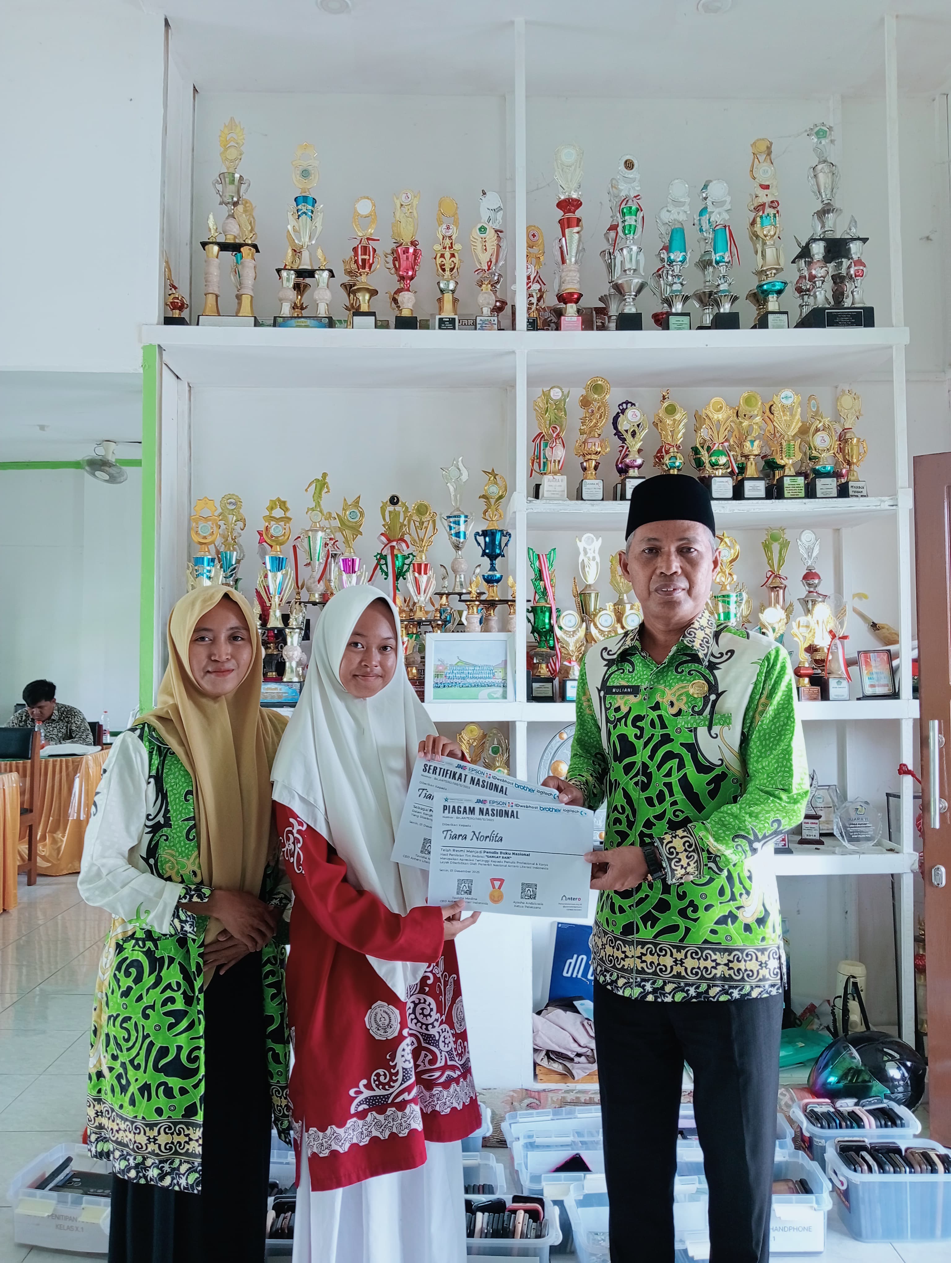 SISWA MAN 1 PULANG PISAU RAIH PRESTASI GEMILANG, TIARA NORLITA SANDANG PREDIKAT PENULIS BUKU NASIONAL